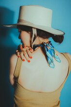 向井太一「Supplement」オフィシャルグッズのスカーフを着用した藤森真衣奈。