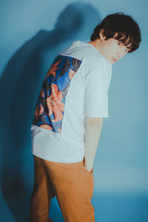 「Supplement」オフィシャルグッズのTシャツを着用した向井太一。