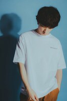「Supplement」オフィシャルグッズのTシャツを着用した向井太一。