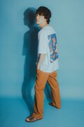 「Supplement」オフィシャルグッズのTシャツを着用した向井太一。