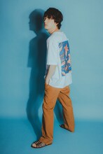 「Supplement」オフィシャルグッズのTシャツを着用した向井太一。
