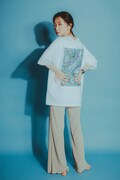 向井太一「Supplement」オフィシャルグッズのTシャツを着用した藤森真衣奈。