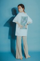 向井太一「Supplement」オフィシャルグッズのTシャツを着用した藤森真衣奈。