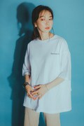 向井太一「Supplement」オフィシャルグッズのTシャツを着用した藤森真衣奈。