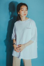 向井太一「Supplement」オフィシャルグッズのTシャツを着用した藤森真衣奈。