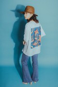 向井太一「Supplement」オフィシャルグッズのTシャツを着用した藤森真衣奈。