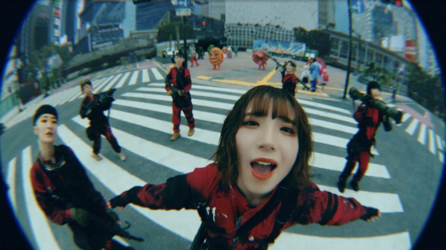 BiSH「スーパーヒーローミュージック」ミュージックビデオより。