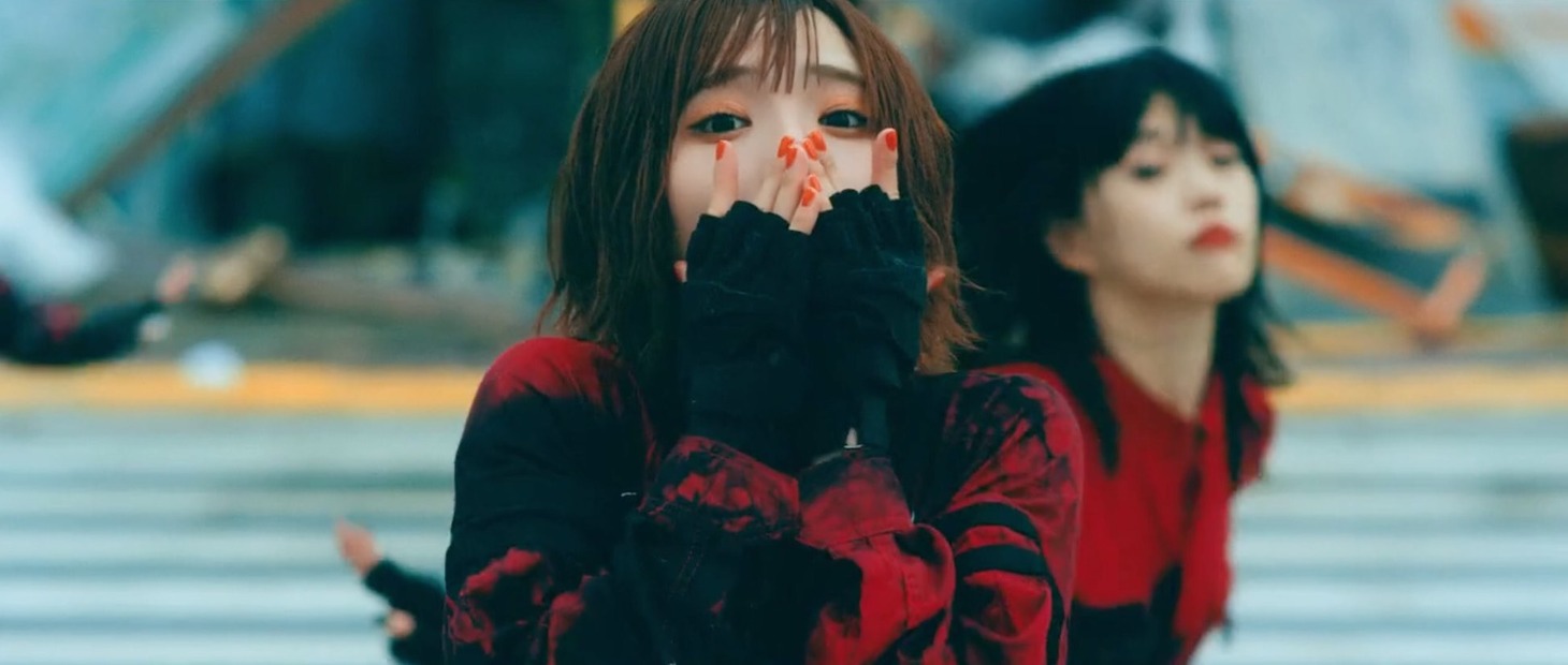 BiSH「スーパーヒーローミュージック」ミュージックビデオより。