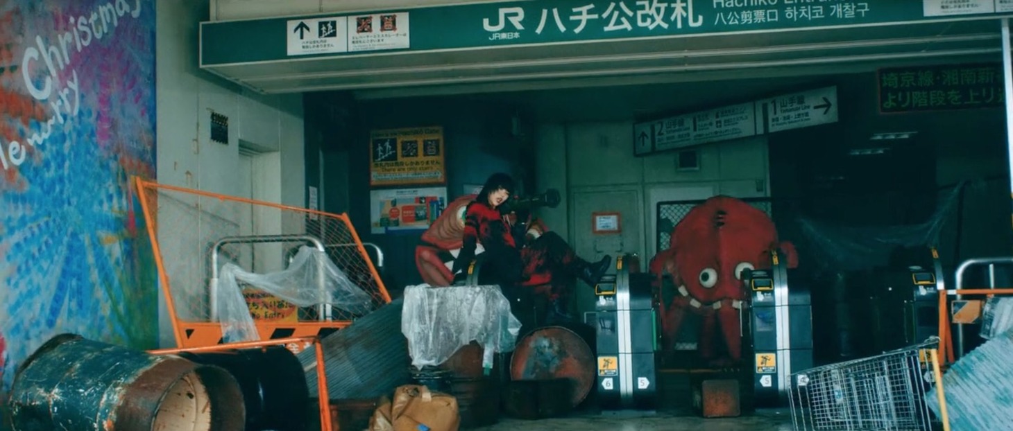 BiSH「スーパーヒーローミュージック」ミュージックビデオより。