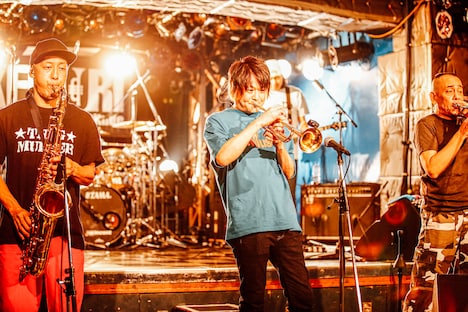 左からコバヤシケン（Sax）、河村光博（Trumpet）、増井朗人 a.k.a. マッスル増井（サポートトロンボーンプレイヤー）。（撮影：西槇太一）