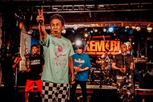 KEMURI（撮影：西槇太一）