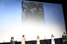 撮影で金髪にしていたため、当時黒髪のウィッグを着けていたことを明かす浜辺美波（中央）。