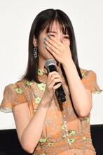 目に涙を浮かべる浜辺美波。