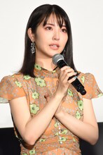 目に涙を浮かべる浜辺美波。