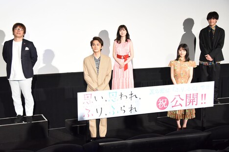 「思い、思われ、ふり、ふられ」の初日舞台挨拶の様子。