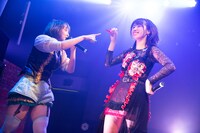 左から一十三四、如月愛海。（撮影：関上貴也）