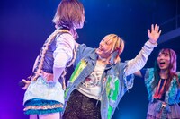 左から一十三四、凪あけぼの。（撮影：関上貴也）