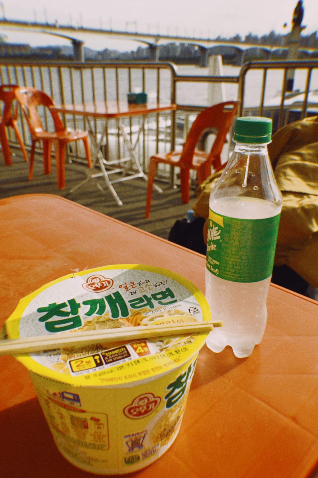 韓国・漢江にて。オットギのカップ麺。