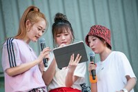 生配信に寄せられたコメントをチェックするminan、hinako、risano（左から）。