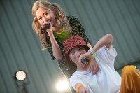 カメラ目線のhime（左）とrisano（右）。