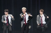 左から與那城奨、川尻蓮、鶴房汐恩。 (c)LAPONE ENTERTAINMENT