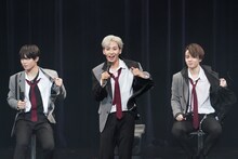 左から與那城奨、川尻蓮、鶴房汐恩。 (c)LAPONE ENTERTAINMENT