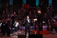 尾崎裕哉「billboard CLASSICS 尾崎裕哉HIROYA OZAKI Premium Symphonic Concert2020-継承と革新-」の様子。（写真提供：SMEレコーズ）