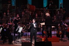 尾崎裕哉「billboard CLASSICS 尾崎裕哉HIROYA OZAKI Premium Symphonic Concert2020-継承と革新-」の様子。（写真提供：SMEレコーズ）