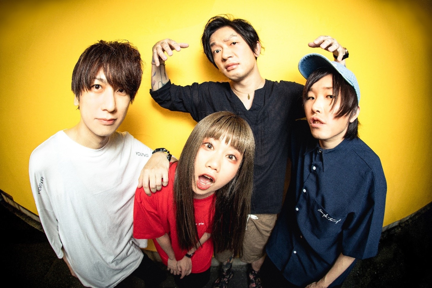 MOSHIMO。左端が汐碇真也（B）、奥が高島一航（Dr）。