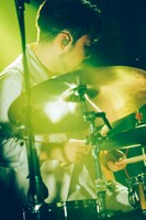 江島啓一（Dr）（撮影：横山マサト）