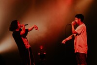 左からR-指定（Creepy Nuts）、テークエム（梅田サイファー）。（Photo by HiroyaBrian）