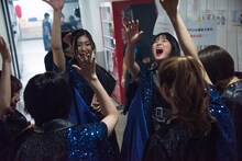 円陣を組んで気合を入れるエビ中。