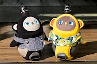 「おカネの切れ目が恋のはじまり」に登場するおもちゃ「サルー」。(c)TBS