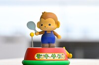 「おカネの切れ目が恋のはじまり」に登場するおもちゃ「モンキーサーブ」。(c)TBS