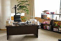 「おカネの切れ目が恋のはじまり」に登場する社長室。(c)TBS