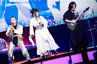 左から神永大輔（尺八）、鈴華ゆう子（Vo）、町屋（G, Vo）。（Photo by KEIKO TANABE）