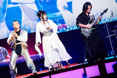 左から神永大輔（尺八）、鈴華ゆう子（Vo）、町屋（G, Vo）。（Photo by KEIKO TANABE）