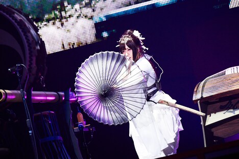 鈴華ゆう子（Vo）（Photo by KEIKO TANABE）