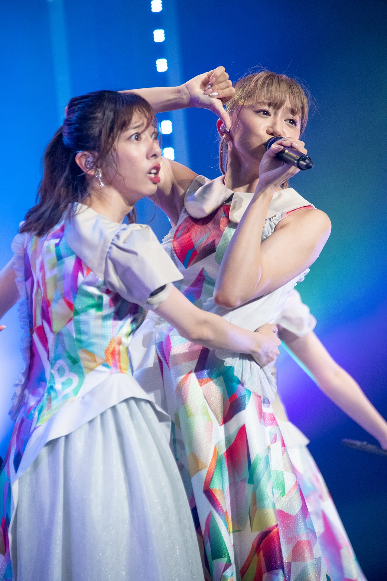 真山りか（左）と星名美怜（右）。