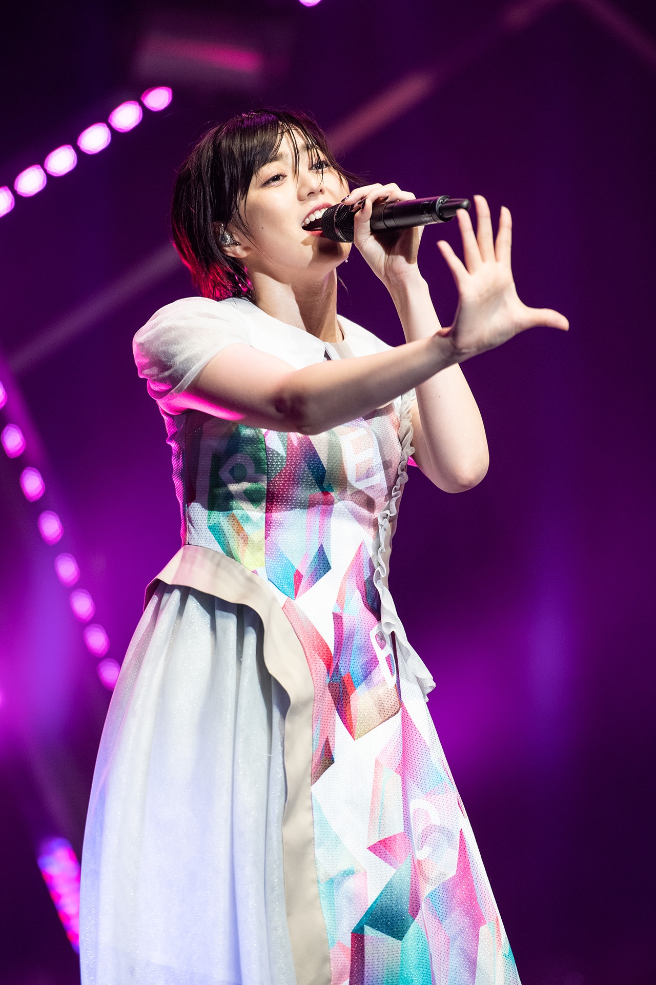 安本彩花