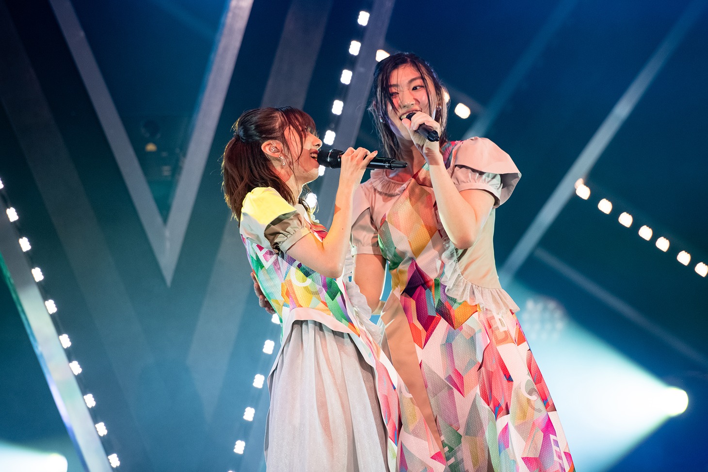 真山りか（左）と小林歌穂（右）。