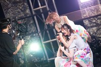 カメラに向かって全力でアピールするエビ中。