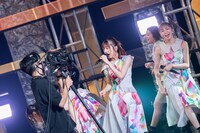 カメラに向かって全力でアピールするエビ中。