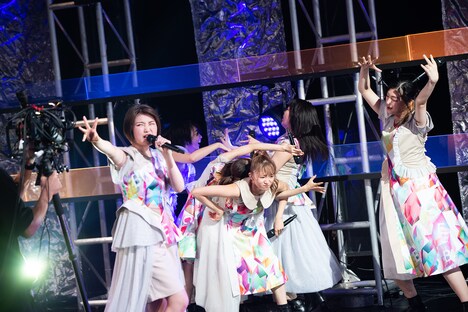 カメラに向かって謎のアピールをするエビ中。