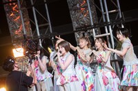 カメラに向かって全力でアピールするエビ中。