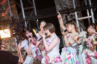 「自由へ道連れ」の決めゼリフ「道連れしちゃうぞ」を決める柏木ひなた（中央）。