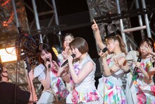 「自由へ道連れ」の決めゼリフ「道連れしちゃうぞ」を決める柏木ひなた（中央）。