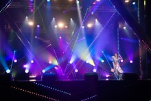 ステージ上に取り残された小林歌穂。