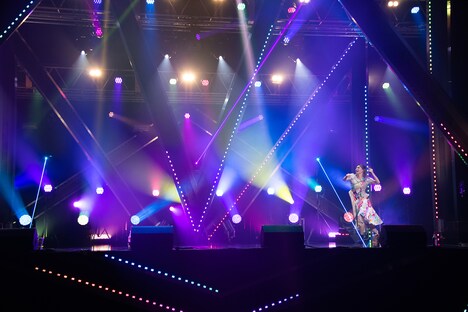 ステージ上に取り残された小林歌穂。