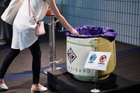 会場に設置されたたる募金。（Photo by KEIKO TANABE）